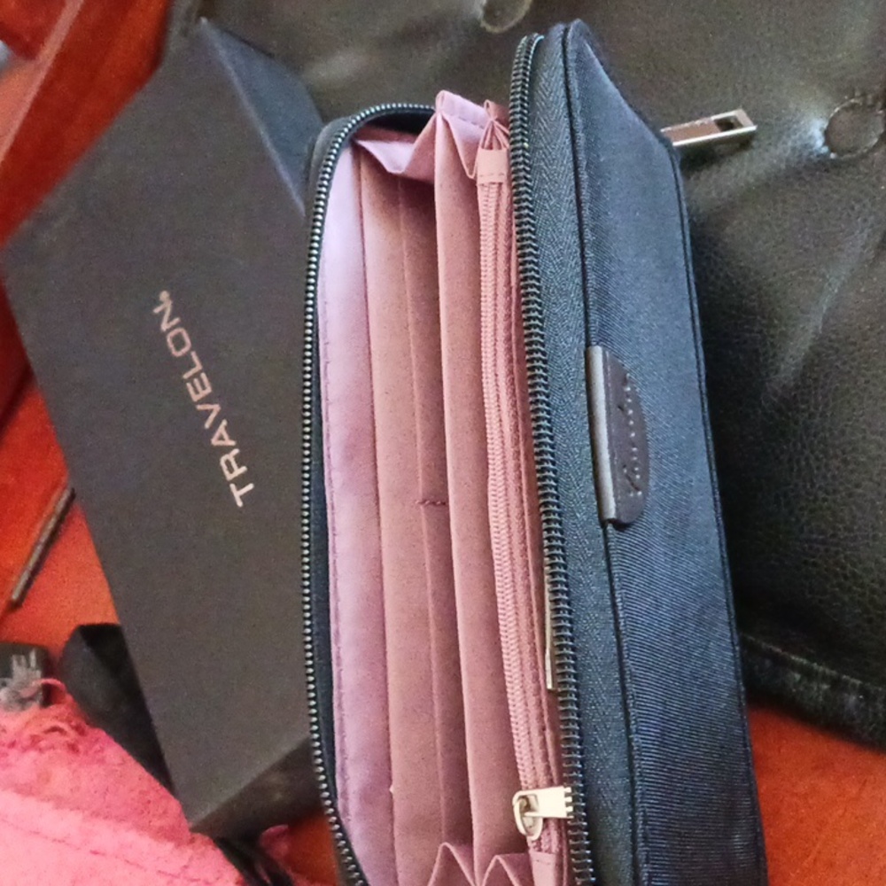 Wallet/Wristlet - Picture 3 of 4